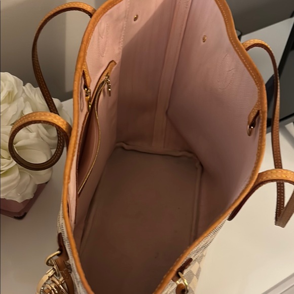 Luis Vuitton MM Tote Bag - Picture 4 of 6